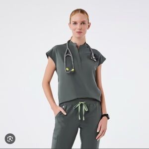 Figs Women's Scub Set Bonsai Rafeala Top XS and Zamora Scrubs Pants XS Petite